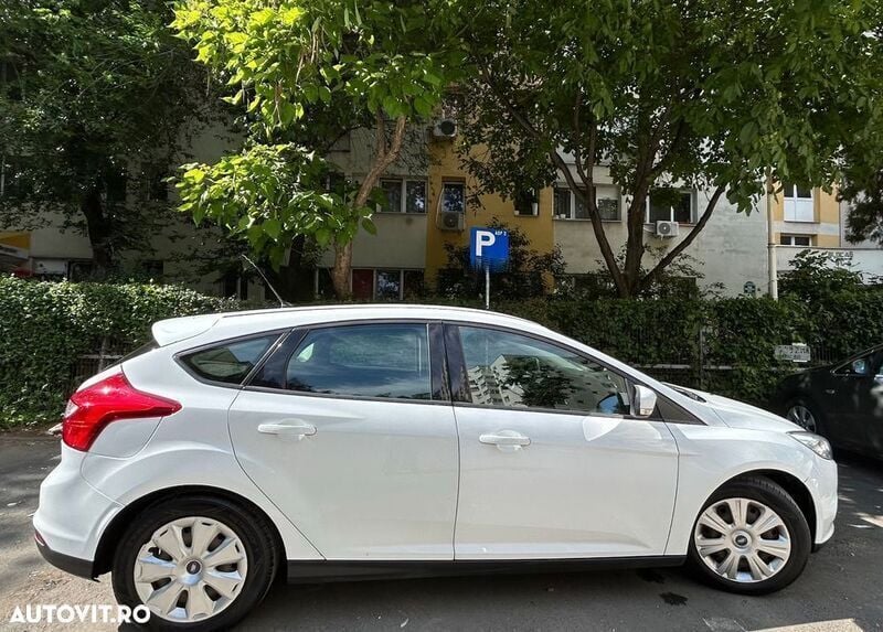 Alb Utilizat 2014 Ford Focus Hatchback | 5.400 EUR (Preț bun) - Imagine 1/4