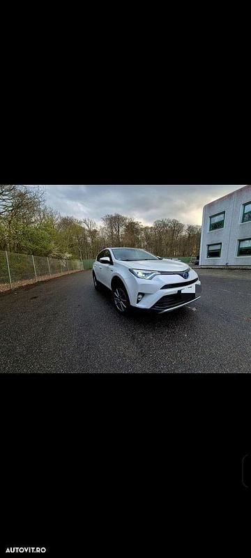 Second-hand Toyota RAV4 Hybrid 155 CP (114 kW) 2016 Culoarealb SUV