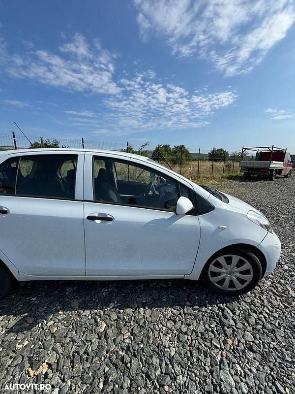 Second-hand Toyota Yaris Luna 90 CP (66 kW) 2011 Culoarealb Hatchback