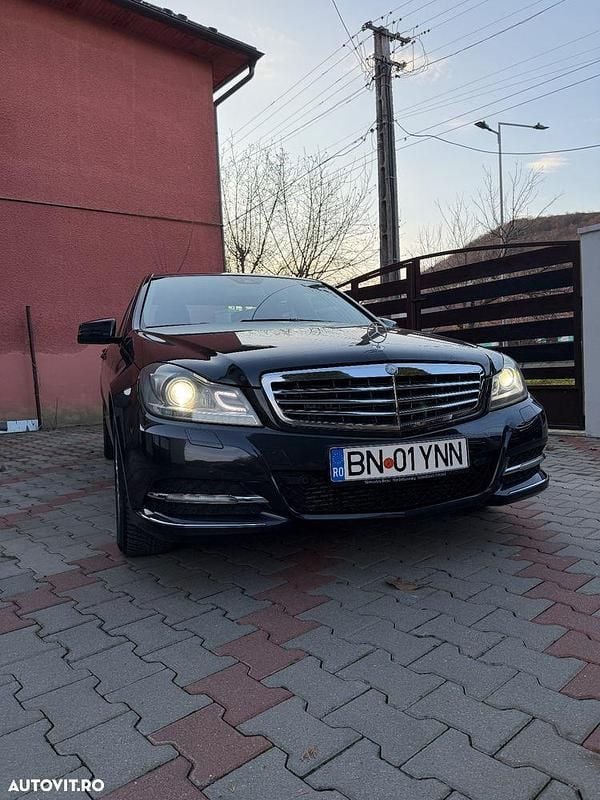 Culoarenegru Utilizat 2011 Mercedes C250 Berlinǎ | 9.850 EUR (Preț OK) - Imagine 1/4
