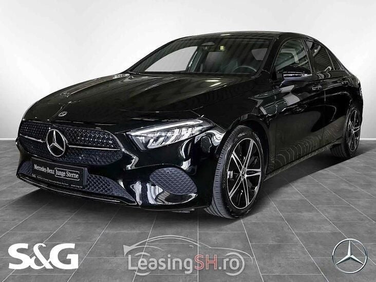 Negru Utilizat 2024 Mercedes 180 Night Berlinǎ | 36.003 EUR (Preț bun) - Imagine 1/4