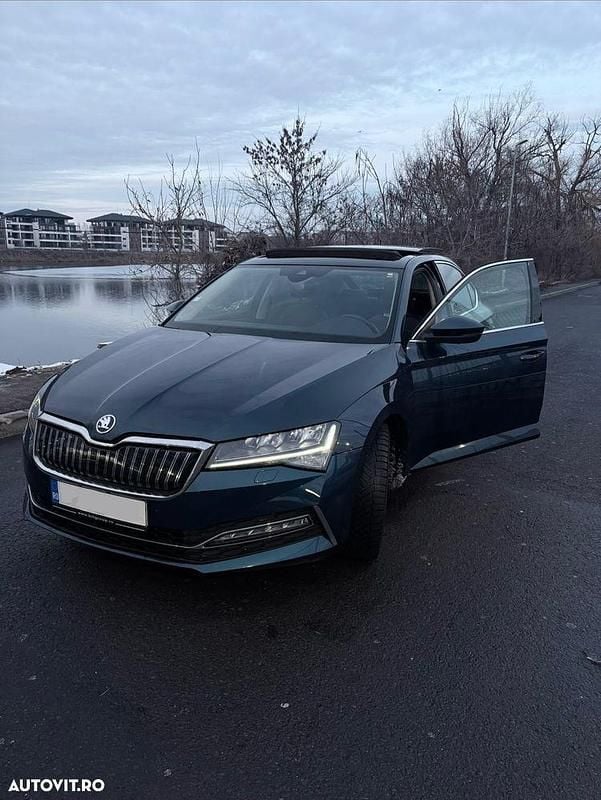 Culoarealbastru Utilizat 2021 Skoda Superb Ambition Berlinǎ | 19.999 EUR (Preț bun) - Imagine 1/4