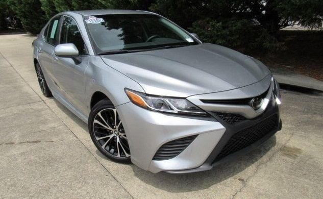 Argintiu Utilizat 2017 Toyota Camry Berlinǎ | 6.626 EUR - Imagine 1/4