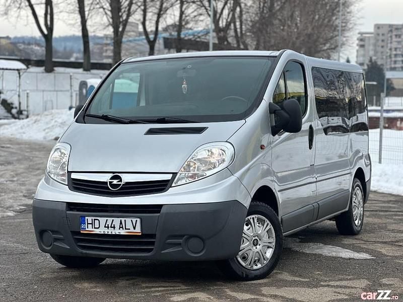Second-hand Opel Vivaro 114 CP (83 kW) 2010 Argintiu Monovolum