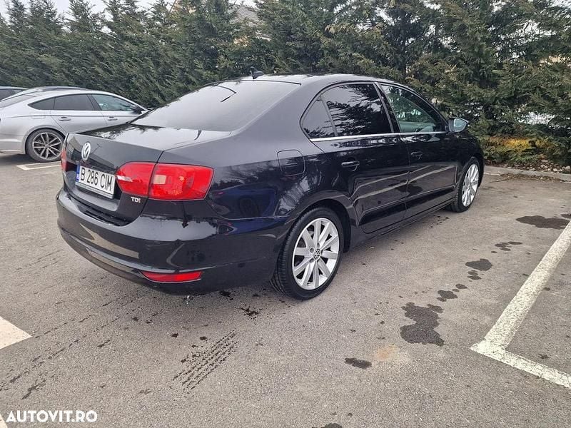 Second-hand VW Jetta Highline 105 CP (77 kW) 2011 Culoarenegru Berlinǎ