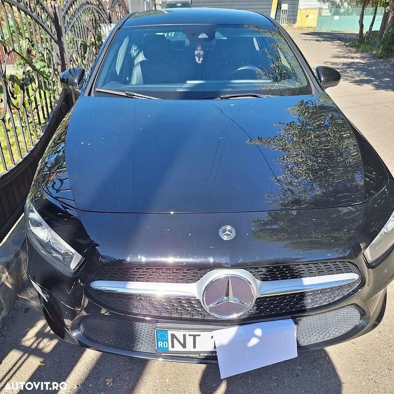 Culoarenegru Utilizat 2019 Mercedes A200 Berlinǎ | 21.000 EUR (Super Preț) - Imagine 1/4