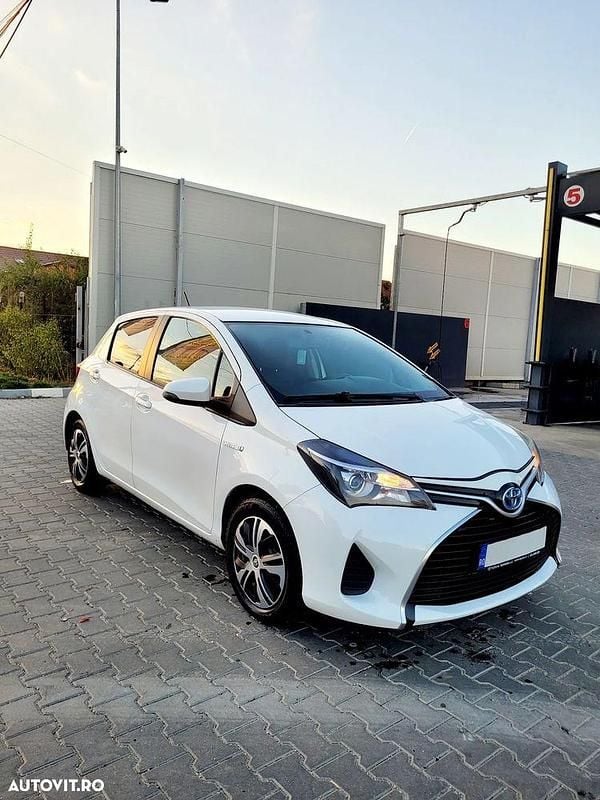 Culoarealb Utilizat 2017 Toyota Yaris Hybrid Luna | 8.800 EUR (Preț OK) - Imagine 1/4