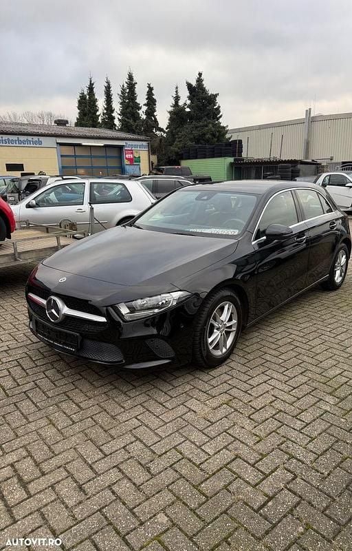 Culoarenegru Utilizat 2019 Mercedes A180 Hatchback | 15.450 EUR (Super Preț) - Imagine 1/4