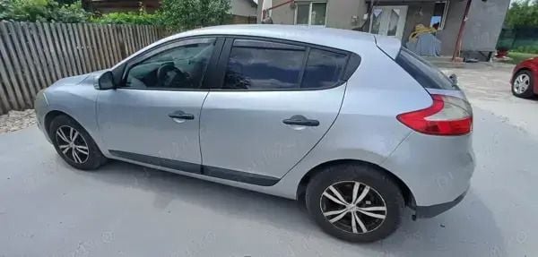 Argintiu Utilizat 2009 Renault Mégane III Hatchback | 2.800 EUR (Preț OK) - Imagine 1/4
