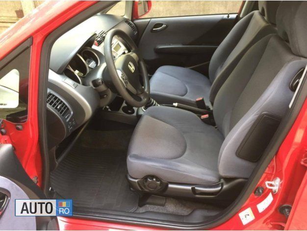 Second-hand Honda Jazz 83 CP (61 kW) 2006 Rosu Hatchback