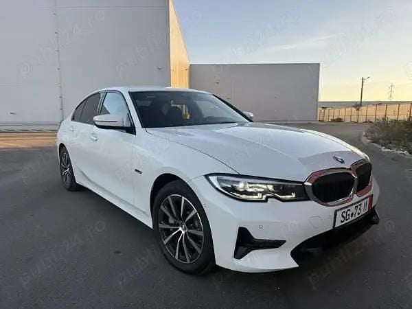Alb Second-hand 2021 BMW 330e Sport Line Berlinǎ | 21.950 EUR (Preț bun) - Imagine 1/4