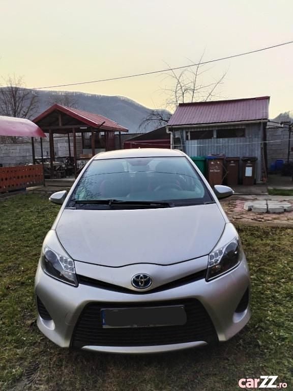 Gri Utilizat 2014 Toyota Yaris Hybrid Hatchback | 6.600 EUR (Preț OK) - Imagine 1/4