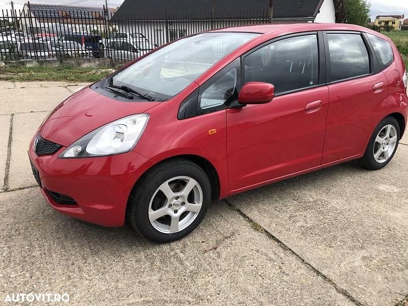 Second-hand Honda Jazz 90 CP (66 kW) 2011 Rosu Hatchback