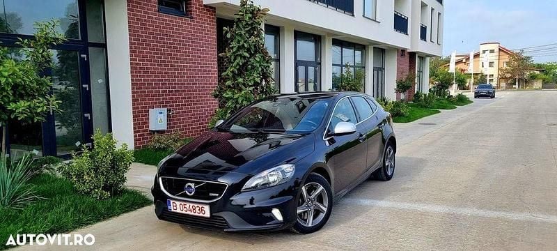 Culoarenegru Second-hand 2015 Volvo V40 Momentum Hatchback | 7.999 EUR (Preț bun) - Imagine 1/4