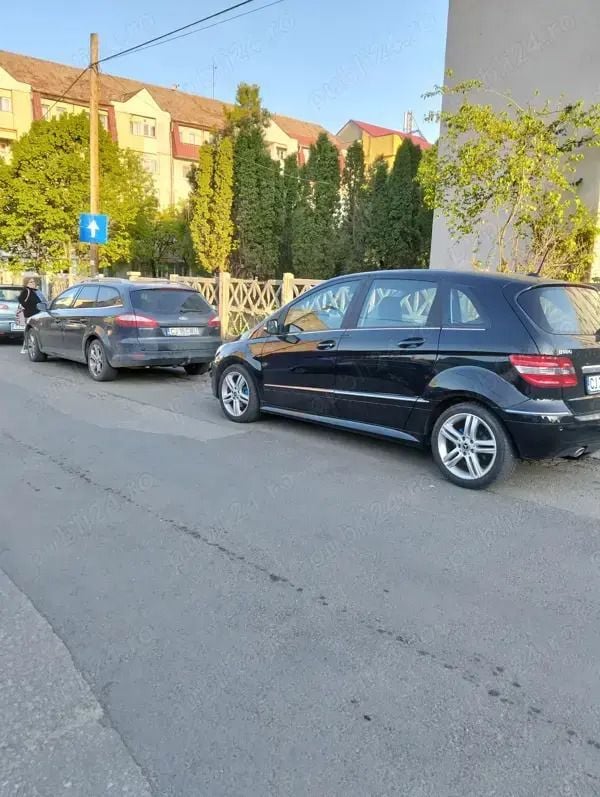Negru Utilizat 2010 Mercedes B180 Monovolum | 5.800 EUR - Imagine 1/4