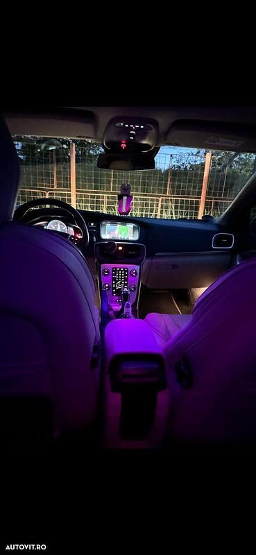 Second-hand Volvo V40 Ocean Race 190 CP (139 kW) 2014 Culoarealbastru Hatchback