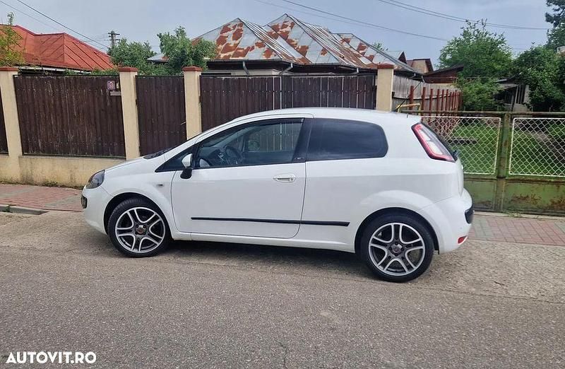 Second-hand Fiat Punto More 69 CP (50 kW) 2011 Culoarealb Hatchback