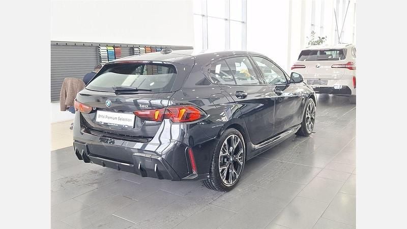 Second-hand BMW 120 Shadowline 156 CP (114 kW) 2025 Negru sapphire metalizat Hatchback