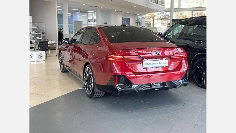 Second-hand BMW 540 Comfort Edition 286 CP (210 kW) 2024 Dragon fire red metallic metalizat Berlinǎ