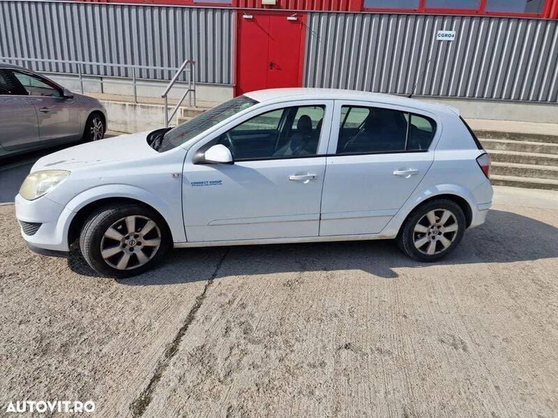 Alb Utilizat 2008 Opel Astra Hatchback | 1.490 EUR (Preț OK) - Imagine 1/4