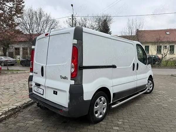 Second-hand Renault Trafic 114 CP (83 kW) 2011 Alb Monovolum