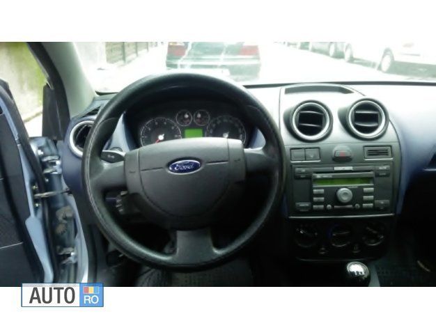 Second-hand Ford Fiesta 73 CP (53 kW) 2005 Albastru marin Hatchback