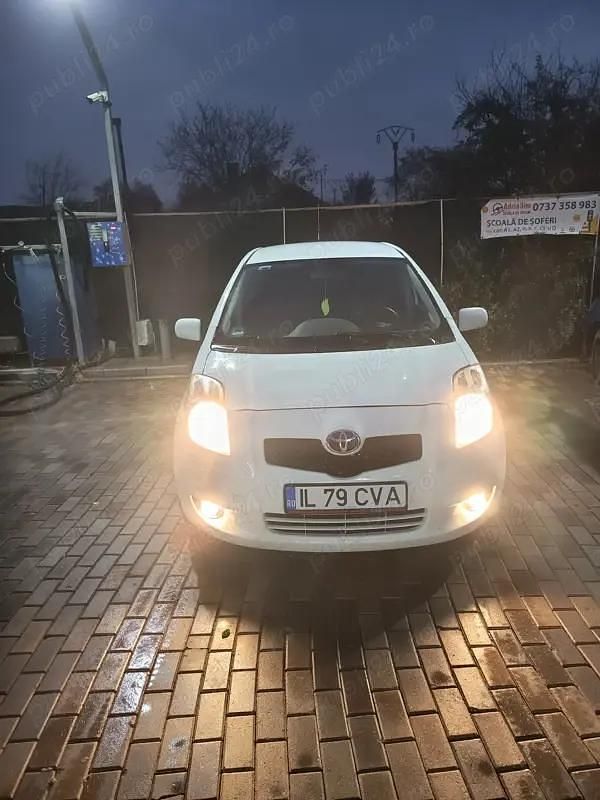 Alb Utilizat 2009 Toyota Yaris Berlinǎ | 3.200 EUR (Preț OK) - Imagine 1/4
