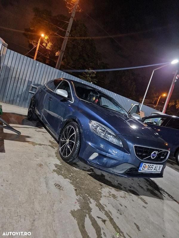 Second-hand Volvo V40 R-Design 190 CP (139 kW) 2015 Culoarealbastru Hatchback