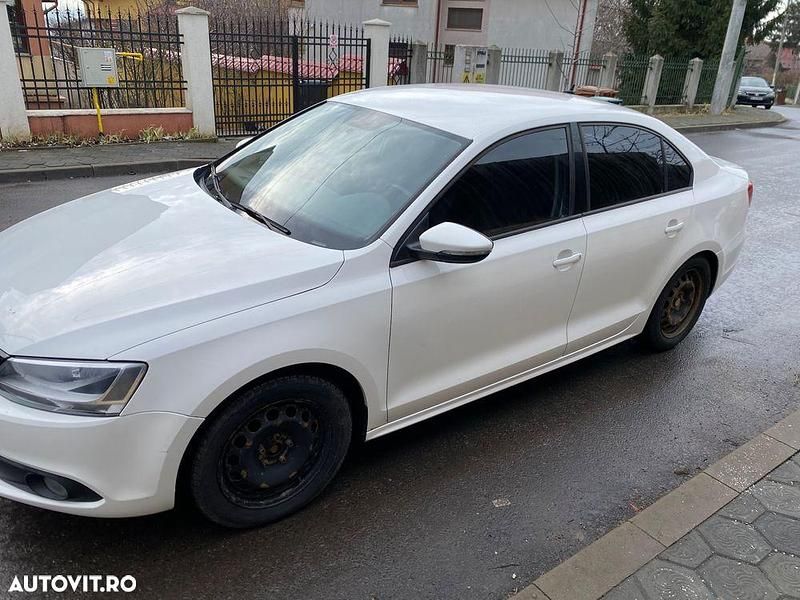 Second-hand VW Jetta Trendline 105 CP (77 kW) 2012 Culoarealb Berlinǎ