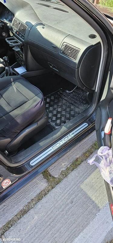 Culoarenegru Utilizat 2001 VW Golf IV Comfortline Hatchback | 1.450 EUR (Preț OK) - Imagine 1/4