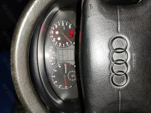 Second-hand Audi A4 100 CP (73 kW) 1995 Berlinǎ