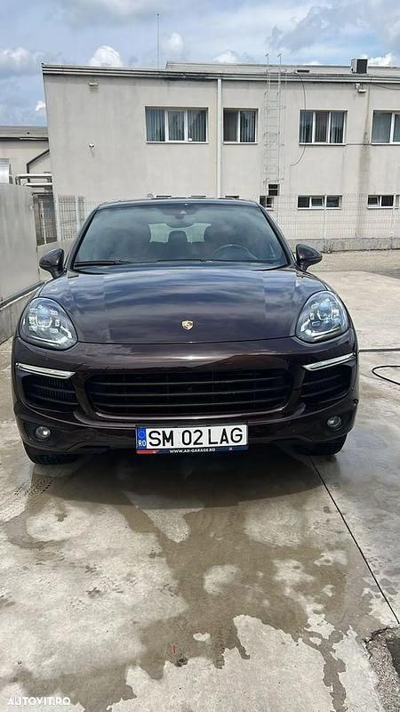Culoaremaro Second-hand 2016 Porsche Cayenne SUV | 22.000 EUR (Preț bun) - Imagine 1/4