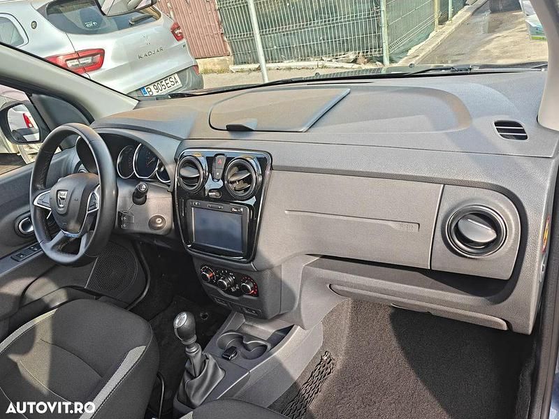 Second-hand Dacia Lodgy Stepway 116 CP (85 kW) 2018 Culoarealbastru Monovolum