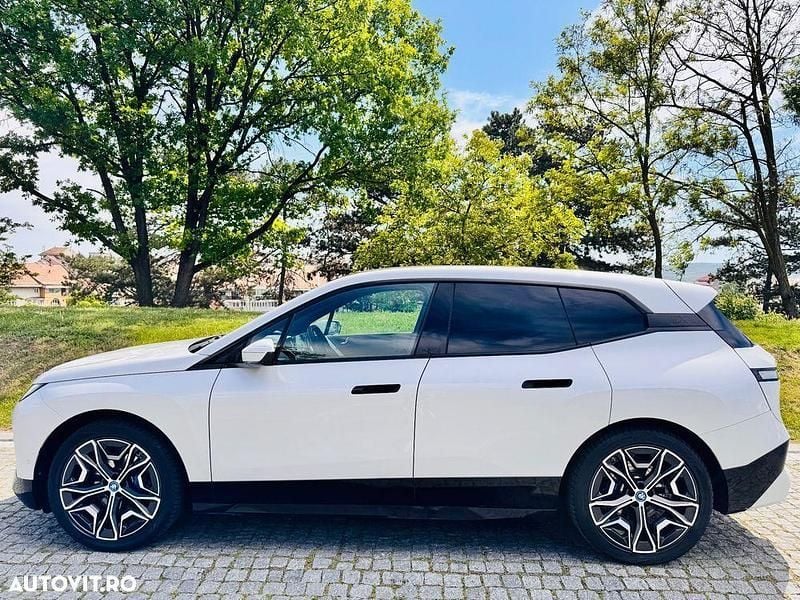 Culoarealb Utilizat 2023 BMW iX SUV | 47.600 EUR (Preț bun) - Imagine 1/4