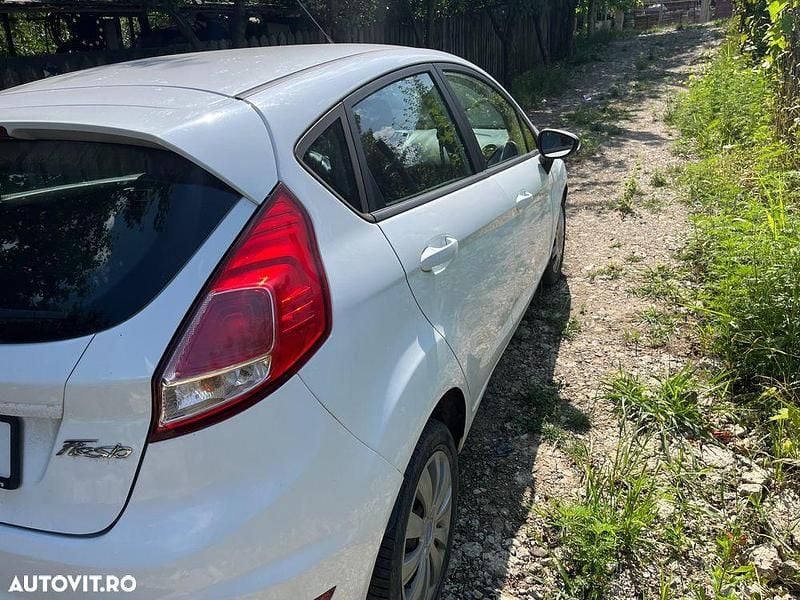 Second-hand Ford Fiesta 60 CP (44 kW) 2014 Culoarealb Hatchback