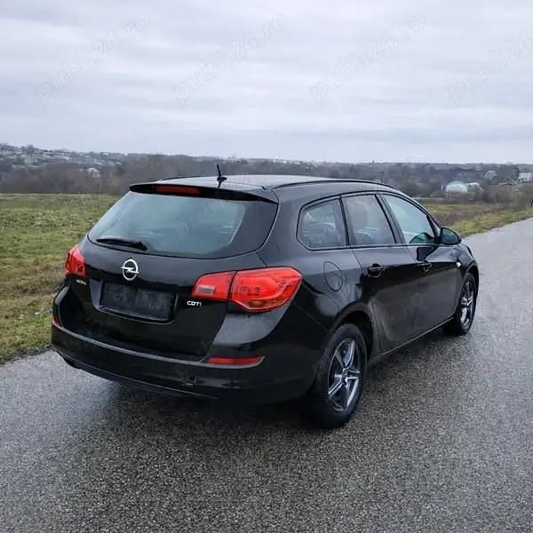 Second-hand Opel Astra 110 CP (80 kW) 2011 Berlinǎ