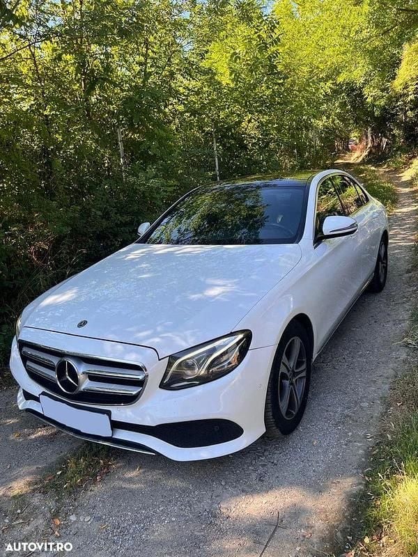 Culoarealb Utilizat 2017 Mercedes E220 Berlinǎ | 21.400 EUR (Preț bun) - Imagine 1/4