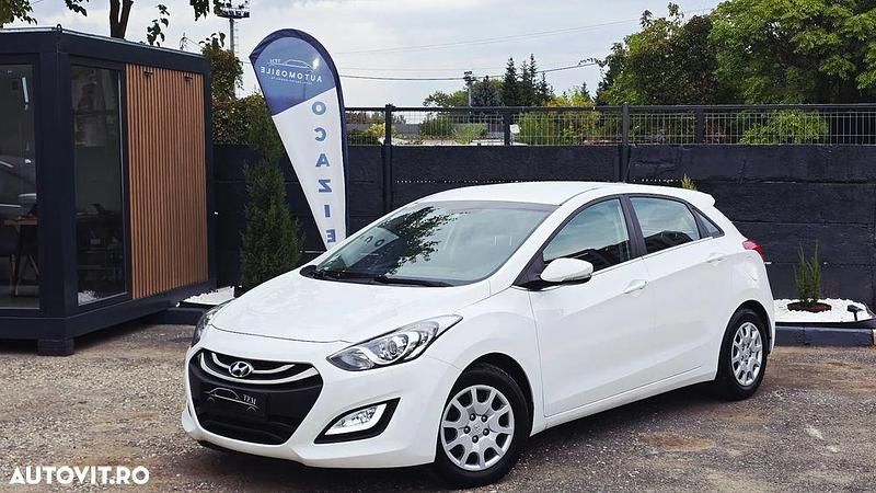 Culoarealb Utilizat 2013 Hyundai i30 Comfort Hatchback | 6.998 EUR (Puțin scump) - Imagine 1/4