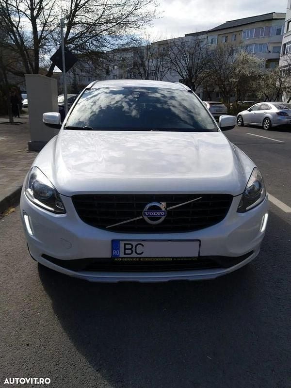 Alb Utilizat 2017 Volvo XC60 Ocean Race SUV | 14.800 EUR (Super Preț) - Imagine 1/4