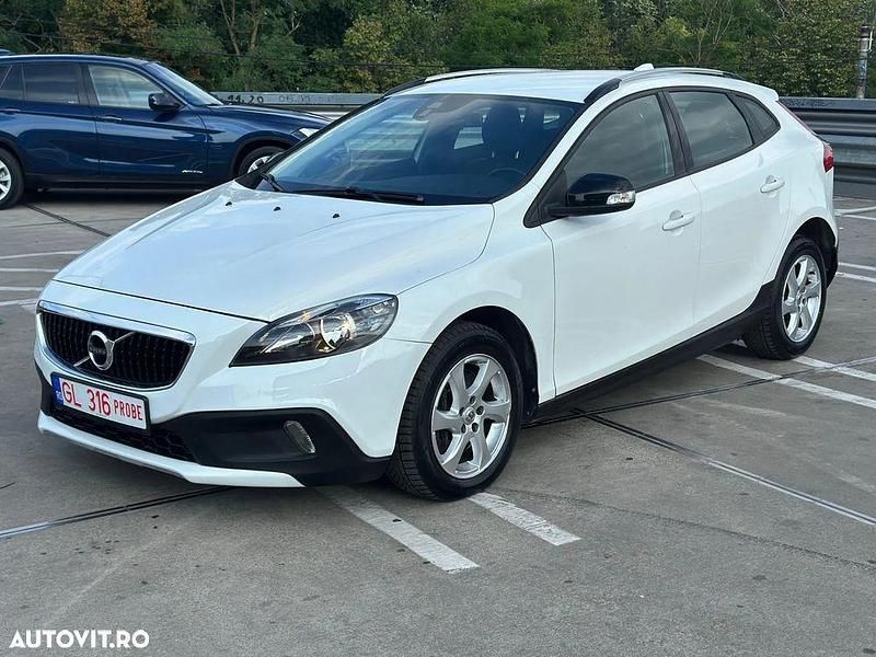 Second-hand Volvo V40 Kinetic 120 CP (88 kW) 2016 Culoarealb Hatchback