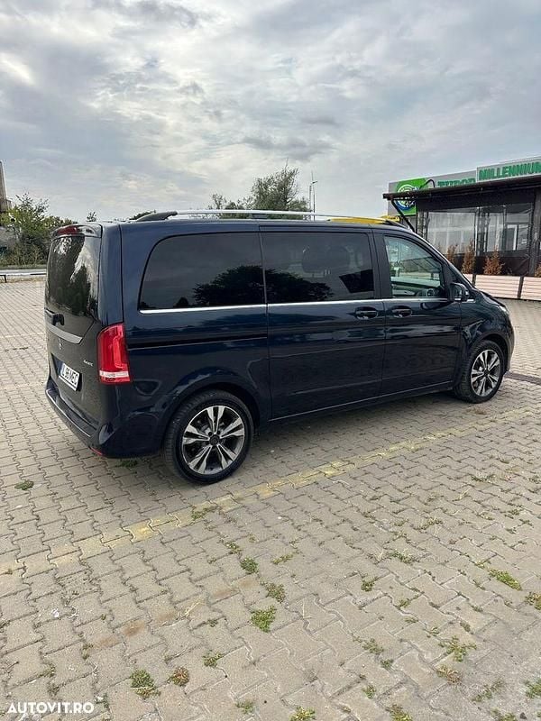 Culoarealbastru Utilizat 2018 Mercedes V220 Avantgarde Monovolum | 33.900 EUR (Puțin scump) - Imagine 1/4