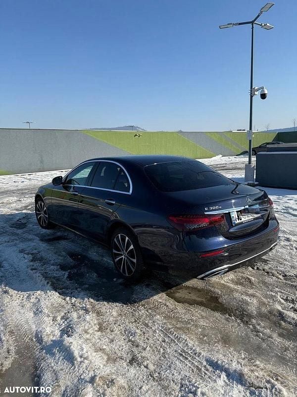 Second-hand Mercedes E300 211 CP (155 kW) 2022 Culoarealbastru Berlinǎ