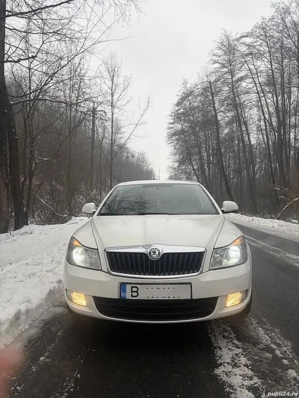 Alb Second-hand 2012 Skoda Octavia Berlinǎ | 3.300 EUR (Preț bun) - Imagine 1/4