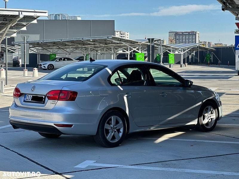 Second-hand VW Jetta Life 105 CP (77 kW) 2011 Culoareargint Berlinǎ