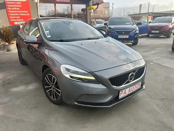 Gri Second-hand 2017 Volvo V40 R-Design Hatchback | 8.990 EUR (Preț OK) - Imagine 1/4