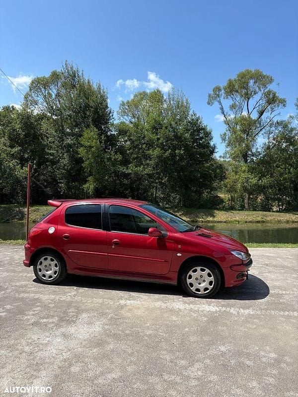 Rosu Utilizat 2006 Peugeot 206 | 2.700 EUR (Puțin scump) - Imagine 1/4