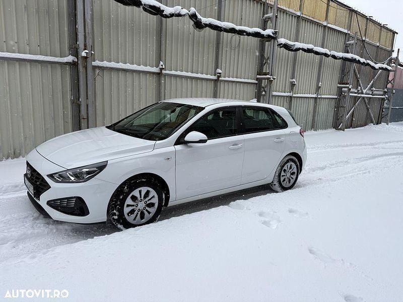 Second-hand Hyundai i30 Comfort 110 CP (80 kW) 2022 Culoarealb Hatchback