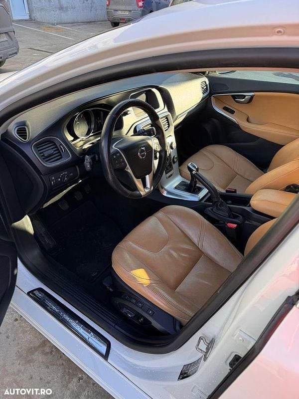 Second-hand Volvo V40 Kinetic 120 CP (88 kW) 2018 Culoarealb Hatchback