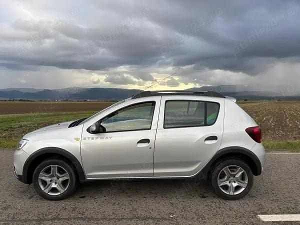 Argintiu Utilizat 2018 Dacia Sandero Stepway Hatchback | 7.150 EUR (Preț OK) - Imagine 1/4