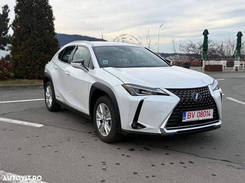 Second-hand Lexus UX 250h E-FOUR 184 CP (135 kW) 2021 Culoarealb SUV